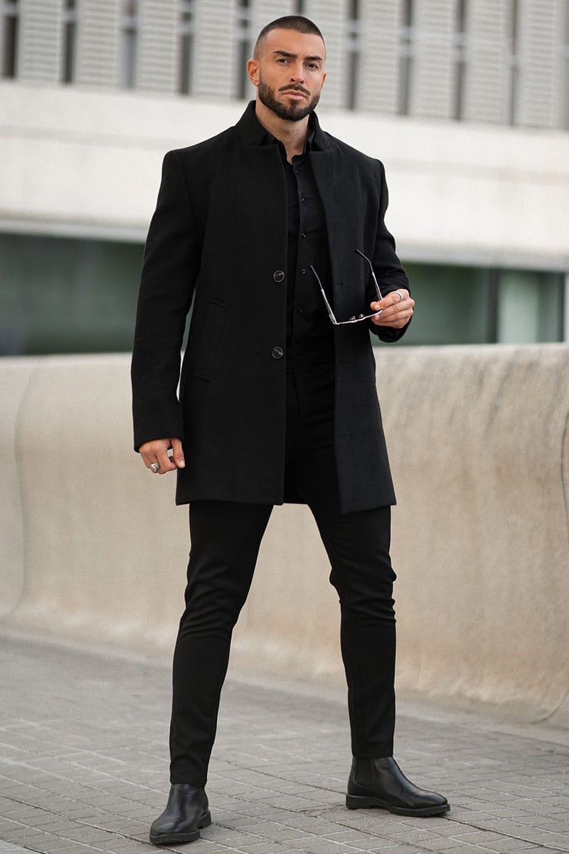 Total Look: Μαύρο παλτό / 950B - Μαυρο πουκαμισο / 100B - Μαύρο παντελόνι με πιέτες / 7005B