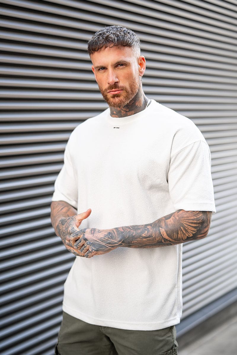 Λευκό ανδρικο oversized T-shirt με ιδιαιτερο ύφασμα και αναγλυφο τύπωμα