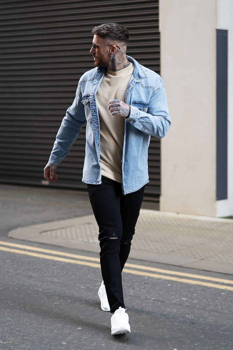 Total Look: Ανοιχτό μπλε ανδρικο τζιν overshirt / 930LBL - Μαύρο ανδρικό skinny τζιν / 1635B - Κάμελ ανδρικο oversized T-shirt με ιδιαιτερο ύφασμα / 5630C