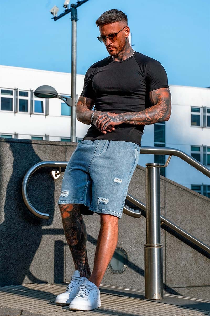 Total Look: Μαύρο ανδρικό T-shirt / 5640B - Μπλε ανδρική loose fit τζιν βερμούδα με λάστιχο στη μέση και σκισίματα / 8245BL