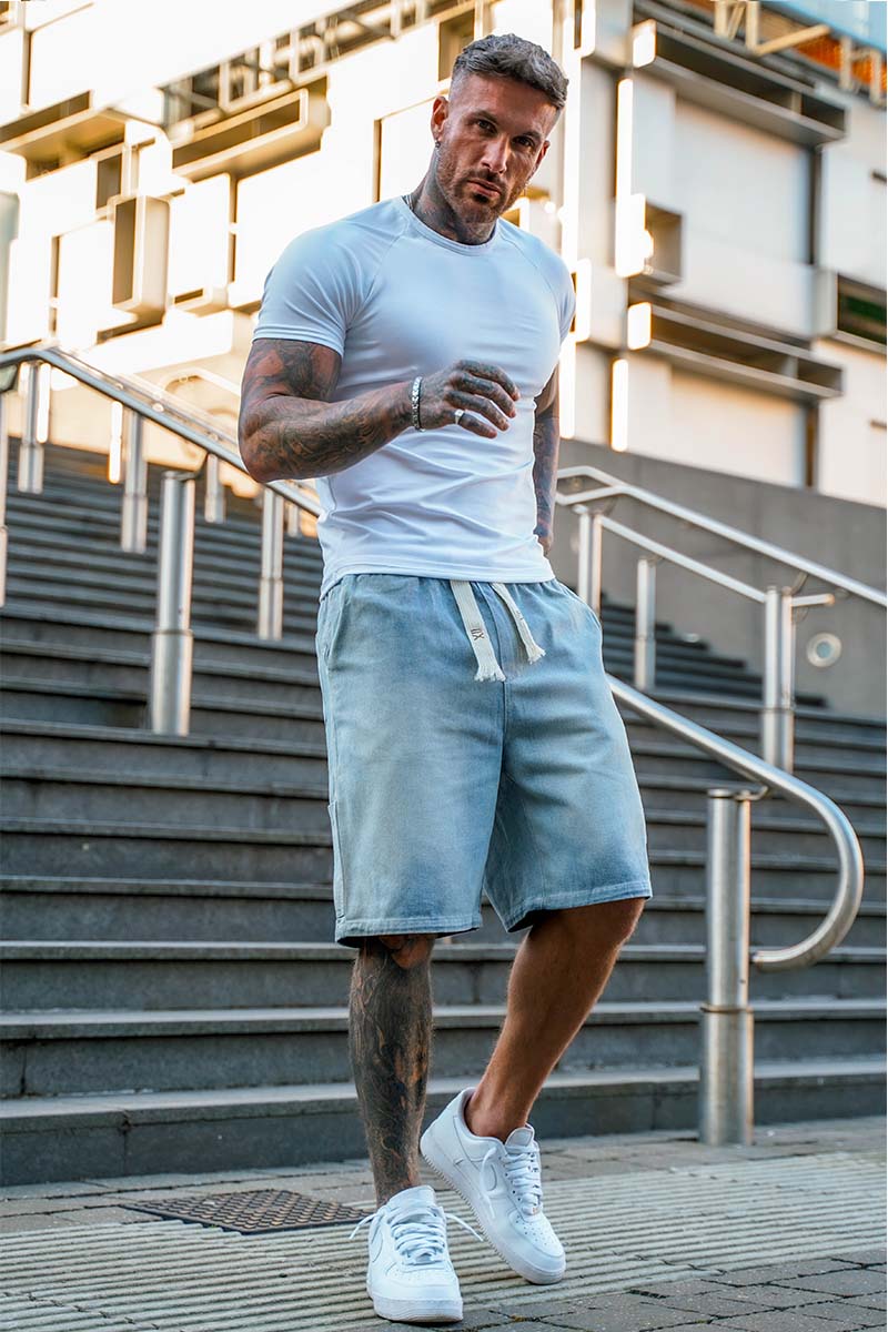 Total Look: Λευκό ανδρικό T-shirt / 5640W - Μπλε ανδρική loose fit τζιν βερμούδα με λάστιχο στη μέση / 8230BL